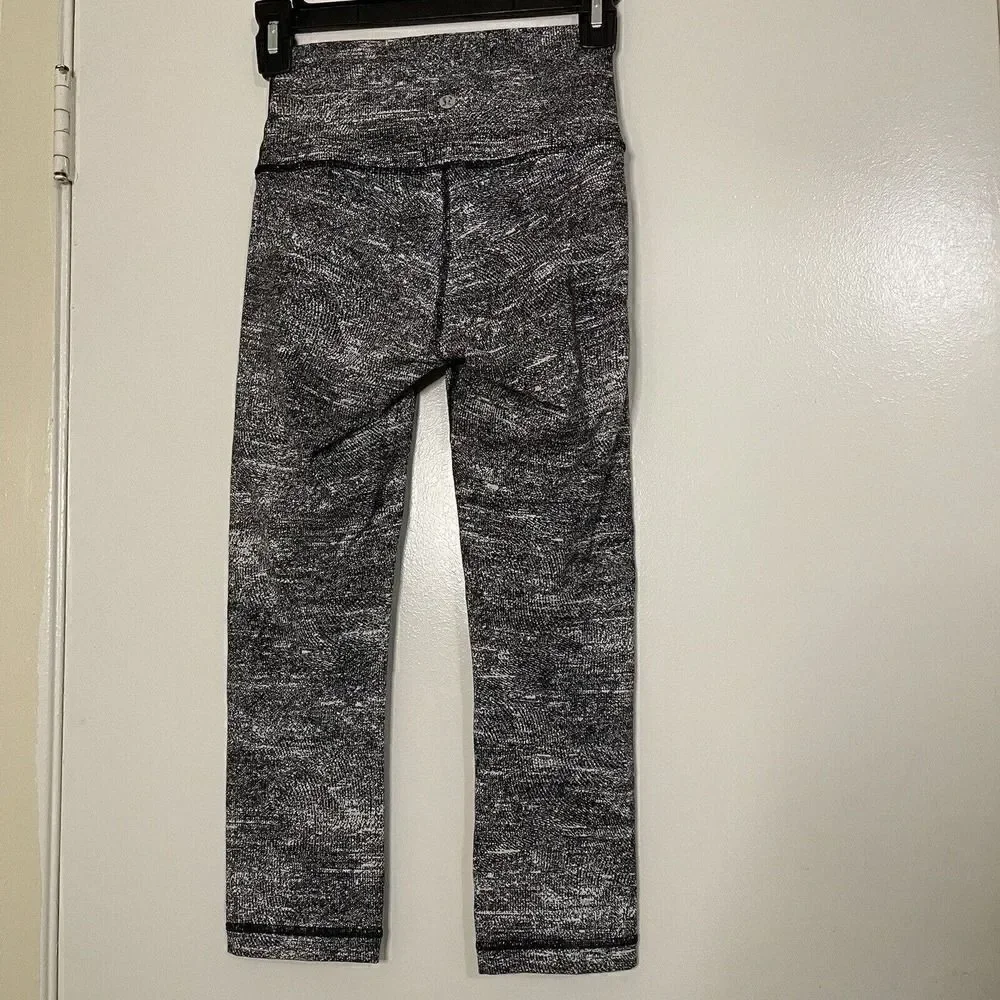 LULULEMON cropped black white workout yoga leggings size 4